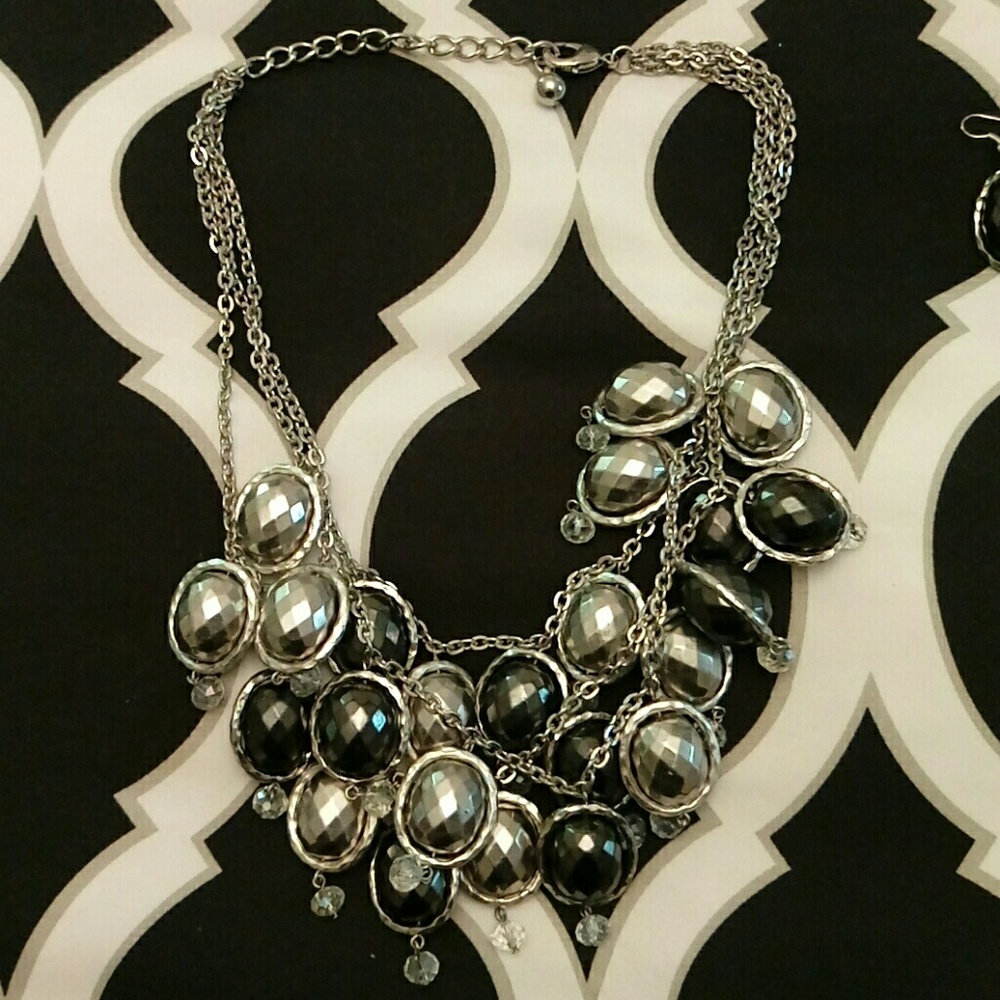 EARRING AND NECKLACE SET - Picture 3 of 3